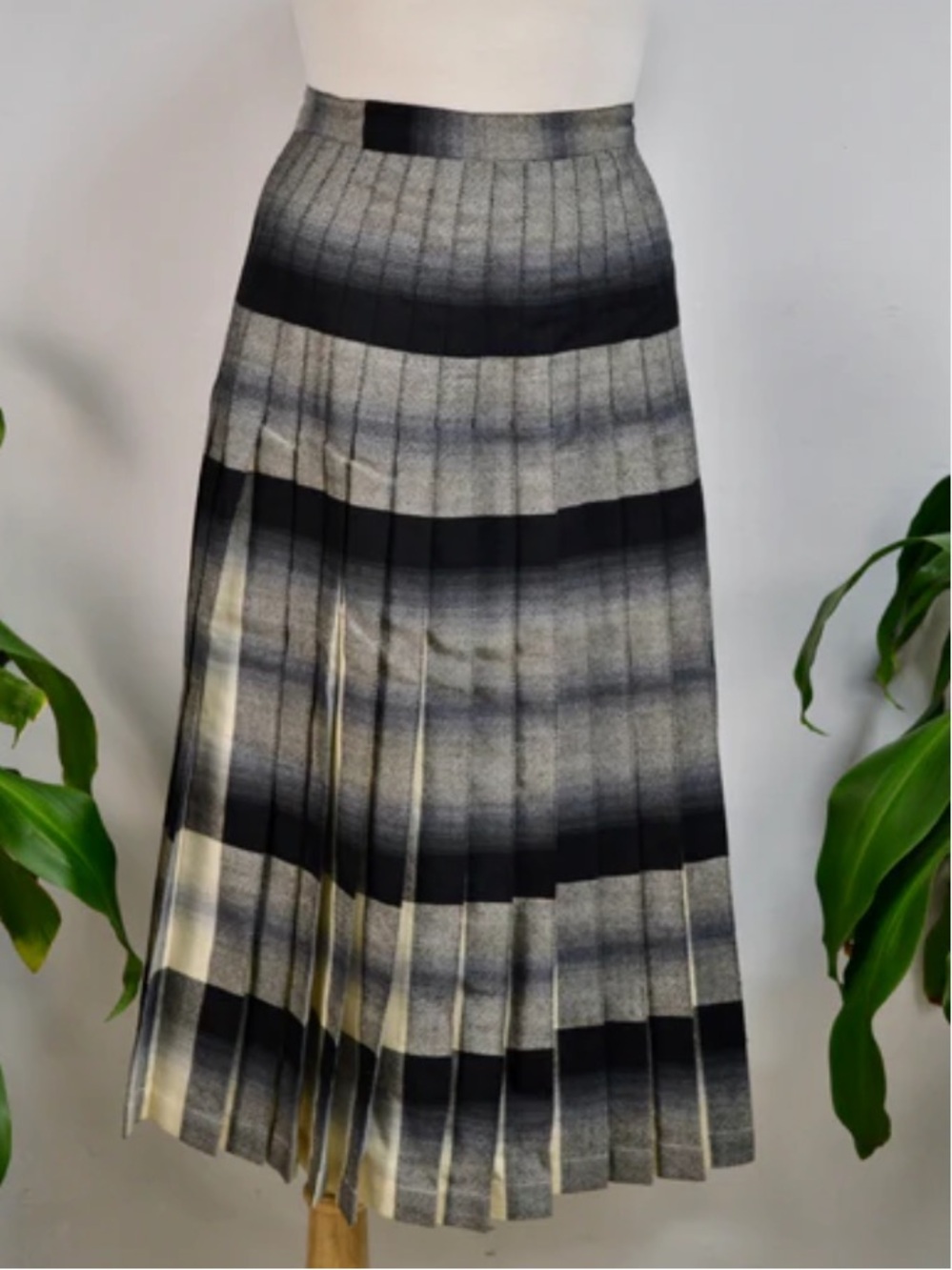 Highland Queen Reversible Embroidered Pleate PureVirgin Wool MadeCanada Size 10
